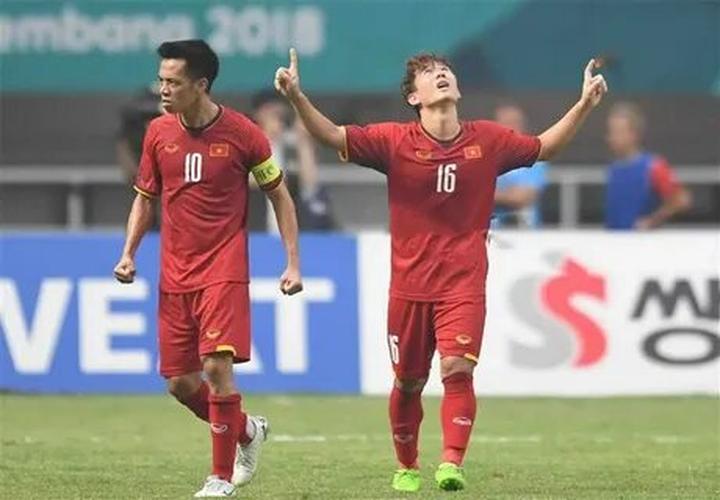 1. Áo hai dây bản mảnh: Áo hai dây bản mảnh tuy nhiên là một trong những mẫu áo khó