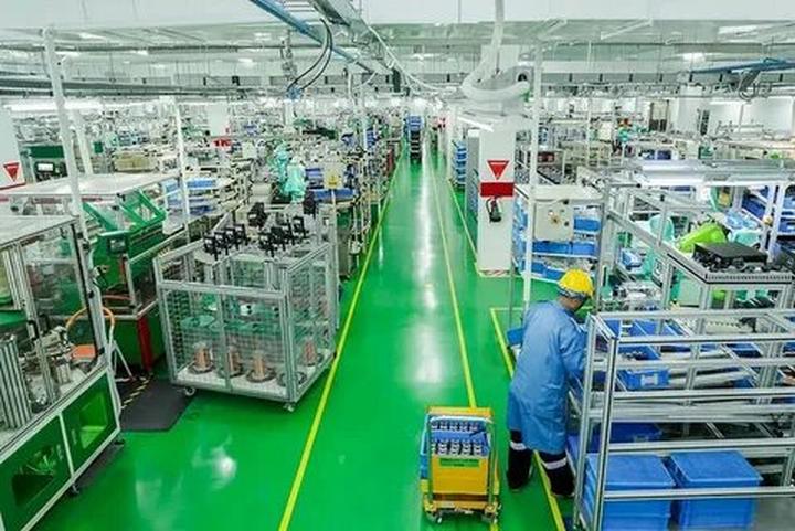 Xu hướng 4 kiểu áo sơ mi dìm dáng, xỉn: Hotspot Matrix tiết lộ bí quyết video viral